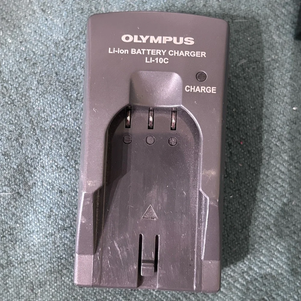 Olympus‎ stylus 500 digital camera silver w/battery and charger, not working